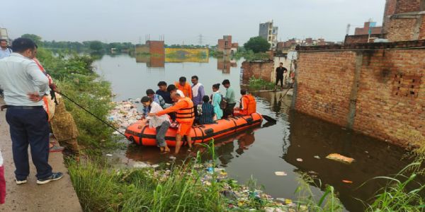 (Lead)Yamuna Rises Two Meters Above Danger Mark in Delhi; Authorities Rush to Contain Breach in Mungeshpur Drain