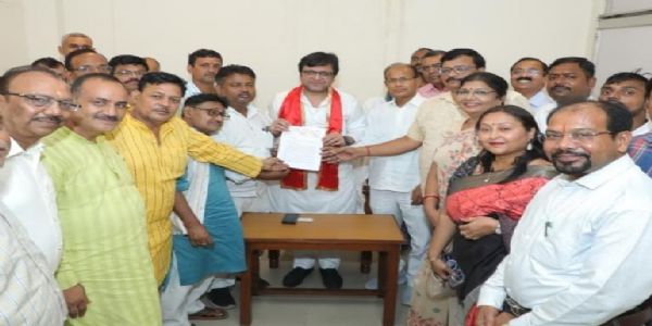 Memo given to Excise Minister Nitin Agarwal for inclusion of Kesarwani community in backward class