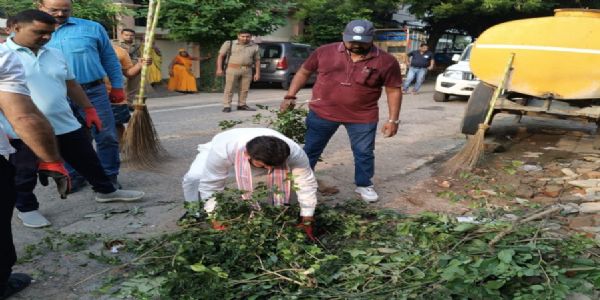 Cleanliness & public awareness campaign: Minister Dr. Dayashankar sweeps ground and picks up garbage