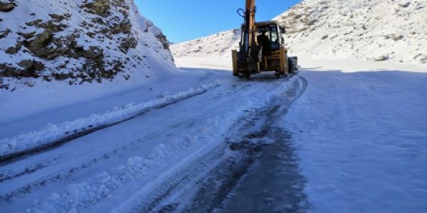 Fresh Snowfall Shuts Mughal Road, Traffic Suspended As Precaution