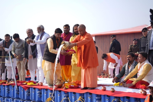 UP CM performing worship at Triveni-Sangam