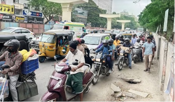 Lack of footpaths near book fair venue forces pedestrians onto Anna Salai