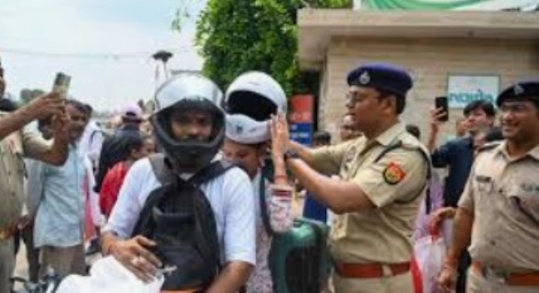 Coimbatore police distribute free helmets to two wheeler riders