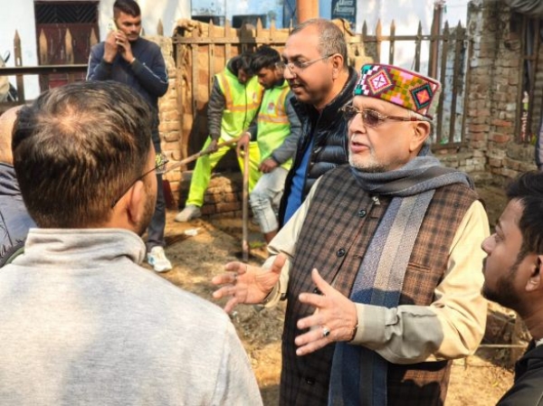 Suresh Kumar Khanna made a surprise visit to Diamond Dairy Colony