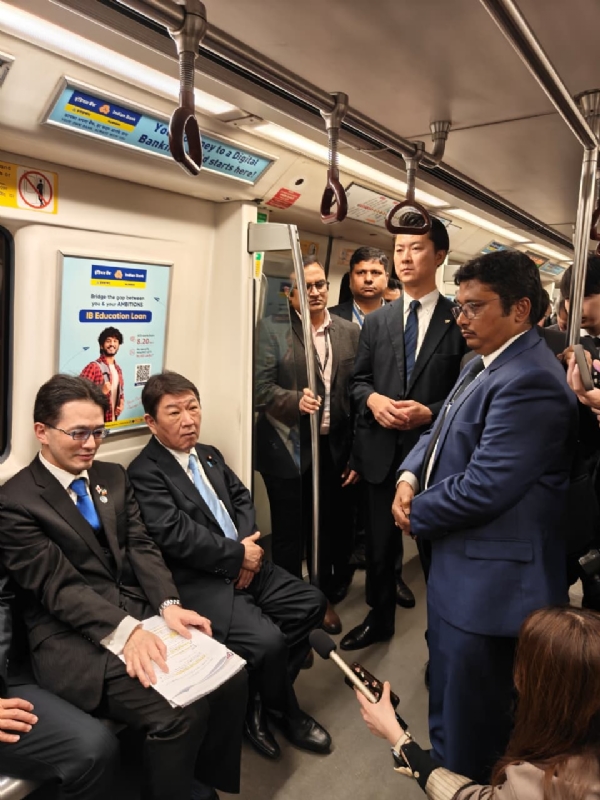 Japanese Foreign Minister Takes Iconic Ride on Delhi Metro