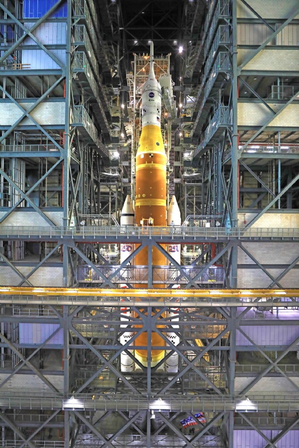 All work platforms are retracted from around NASA’s Artemis II SLS (Space Launch System) rocket and Orion spacecraft, secured to the mobile launcher, inside the Vehicle Assembly Building