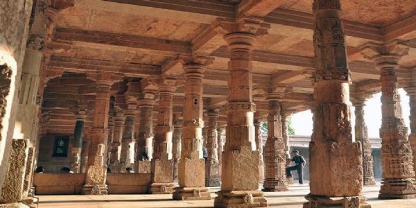 Bhojshala Row Escalates: Hindu Petition Seeks Supreme Court Ban on Muslim Prayers This Vasant Panchami