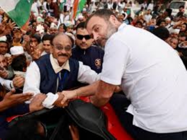 Shekhar Bahuguna with Rahul Gandhi (file photo)