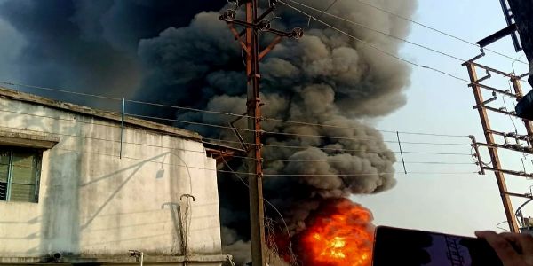 Massive blaze engulfs paint factory in Madhyamgram