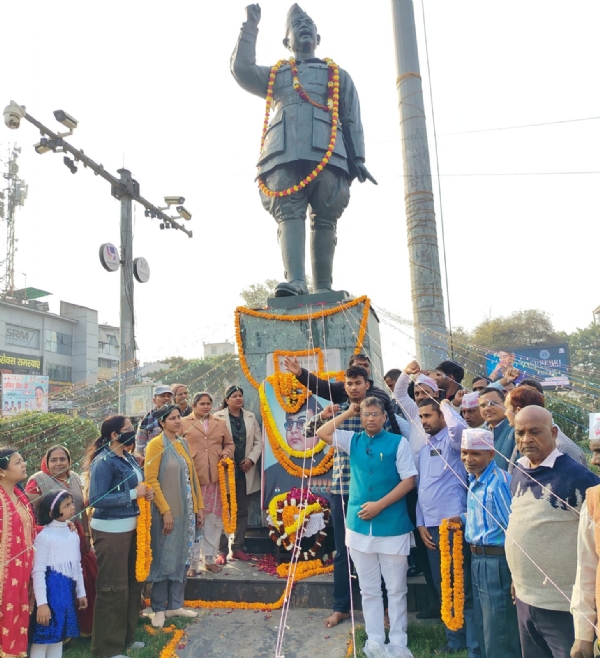 Engineer Sunil Kushwaha, National President of the Pragatisheel Samaj Party protesting over denial of permission