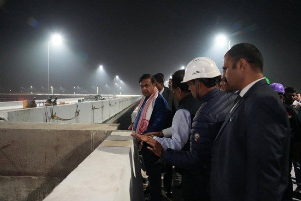 बुधवार देर रात मुख्यमंत्री डॉ. हिमंत बिस्वा सरमा निर्माण कार्य का निरीक्षण करते हुए। बुधवार देर रात मुख्यमंत्री डॉ. हिमंत बिस्वा सरमा निर्माण कार्य का निरीक्षण करते हुए।