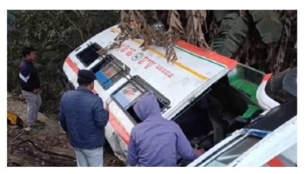 Image Related to the Dumper–Traveller Collision in Assam’s Sribhumi Leaves Several Passengers Seriously Injured. Image Related to the Dumper–Traveller Collision in Assam’s Sribhumi Leaves Several Passengers Seriously Injured.