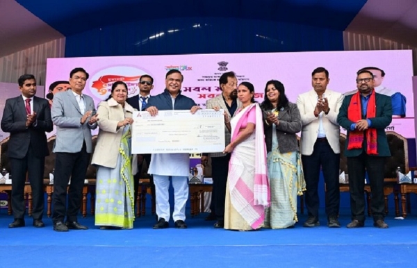 डिमोरिया की 24,767 महिलाओं को उद्यमिता निधि के चेक वितरण की शुरुआत करते हुए मुख्यमंत्री डॉ हिमंत बिस्व सरमा। डिमोरिया की 24,767 महिलाओं को उद्यमिता निधि के चेक वितरण की शुरुआत करते हुए मुख्यमंत्री डॉ हिमंत बिस्व सरमा।