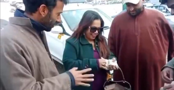 Pahalgam Cab Driver Returns Bag With Cash And Valuables To Lady Tourist