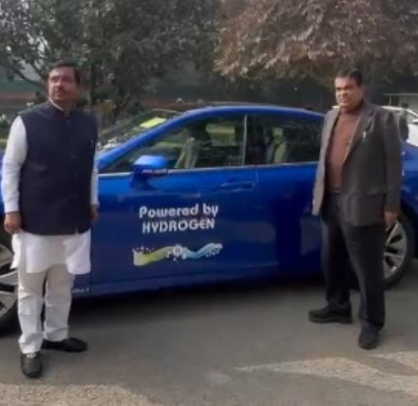Union Minister for Road Transport and Highways Nitin Gadkari congratulated Union Minister for New and Renewable Energy Pralhad Joshi Union Minister for Road Transport and Highways Nitin Gadkari congratulated Union Minister for New and Renewable Energy Pralhad Joshi