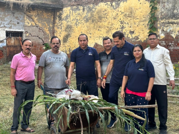 BJP state chief spokesperson Dr. Anil Gupta, Rohtas Nagar MLA Jitendra Mahajan and Councillor Ritesh Soozi participate in the cleanliness drive.