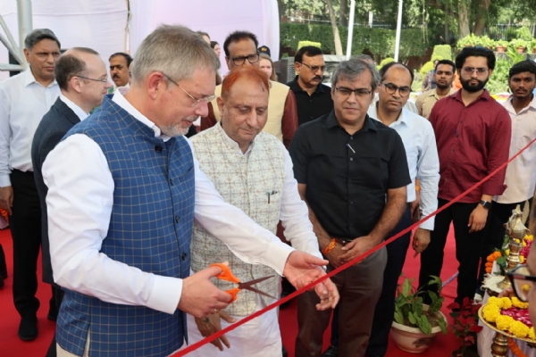 Delhi Mayor Pravesh Wahi and His Excellency Denis Alipov, Ambassador of the Russian Federation to India, inaugurating the Gandhi Jayanti Fair. Delhi Mayor Pravesh Wahi and His Excellency Denis Alipov, Ambassador of the Russian Federation to India, inaugurating the Gandhi Jayanti Fair.