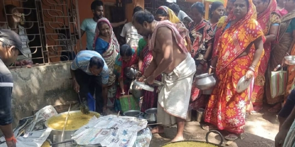 Cooked food distribution in Khanakul Cooked food distribution in Khanakul