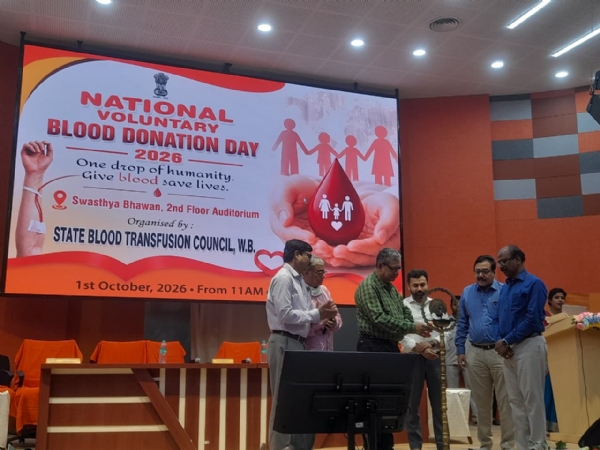 शैक्षिक रक्तदान दिवस के अवसर पर स्वास्थ्य भवन में आयोजित कार्यक्रम का दीप प्रज्वलित कर शुभारंभ कर रहे स्वास्थ्य मंत्री शारद्वत मुखोपाध्याय