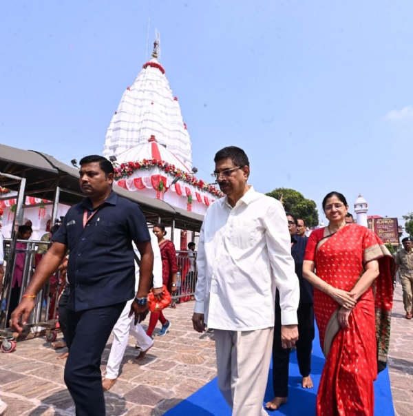 Governor Visits Samaleswari Temple