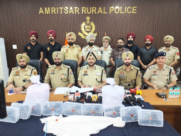 आईजीपी बॉर्डर रेंज गुरप्रीत सिंह भुल्लर जानकारी देते हुए