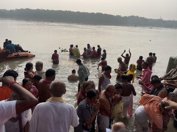 महालया पर पिंडदान के लिए गंगा घाटों पर उमड़ी  भीड़