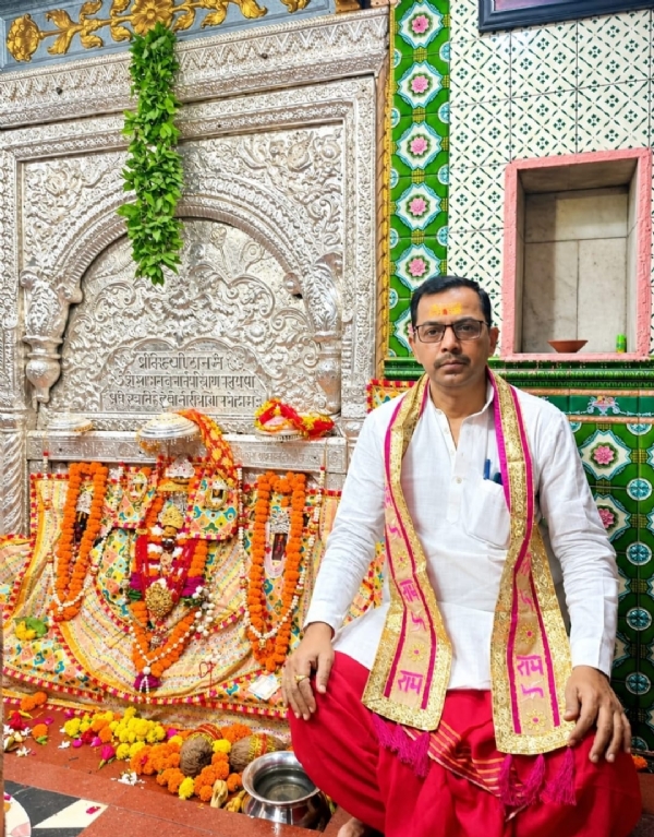 General Secretary Pandit Shyam Ji Pathak performed the Mangala Aarti General Secretary Pandit Shyam Ji Pathak performed the Mangala Aarti