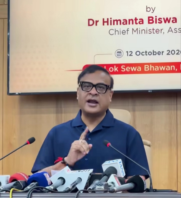 सोमवार को लोक सेवा भवन में संवाददाता सम्मेलन को संबोधित करते हुए मुख्यमंत्री डॉ हिमंत बिस्व सरमा।