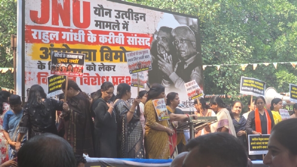 BJP Mahila Morcha members stage a protest outside the Congress headquarters.