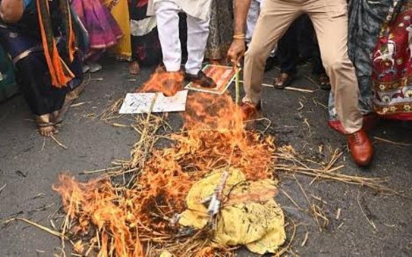J&K BJP Mahila Morcha Try To Gherao Congress Office, Burn Effigy Of Rahul Gandhi