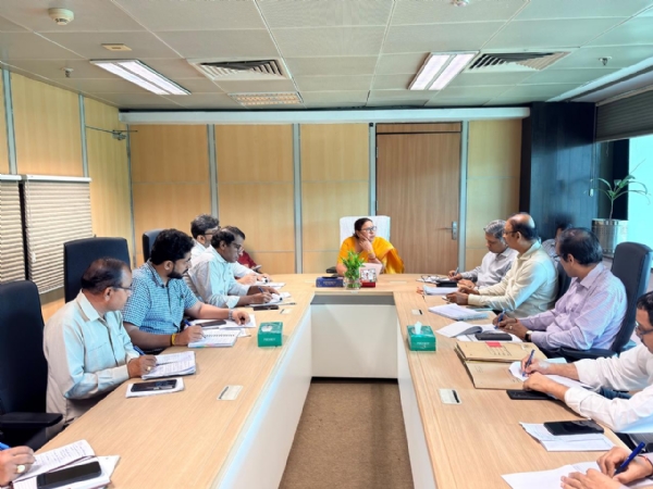 Standing Committee Chairperson Satya Sharma holds a meeting with Additional Commissioner Sanjeev Mittal and officials of the Horticulture Department.