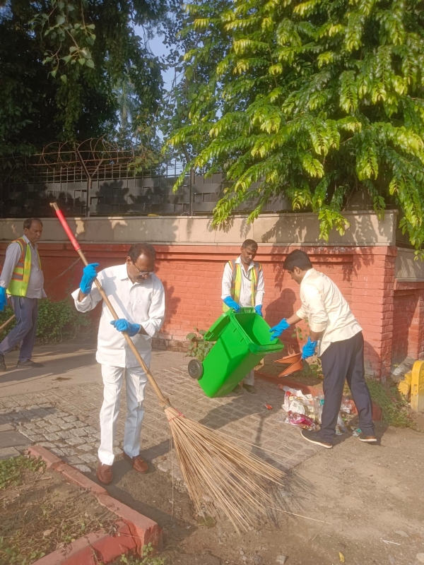 NDMC Vice-Chairman Kuljeet Singh Chahal participates in a street-cleaning drive.