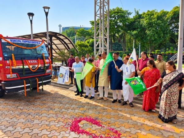 Delhi Mayor Pravesh Wahi flags off 12 multipurpose vehicles. Delhi Mayor Pravesh Wahi flags off 12 multipurpose vehicles.