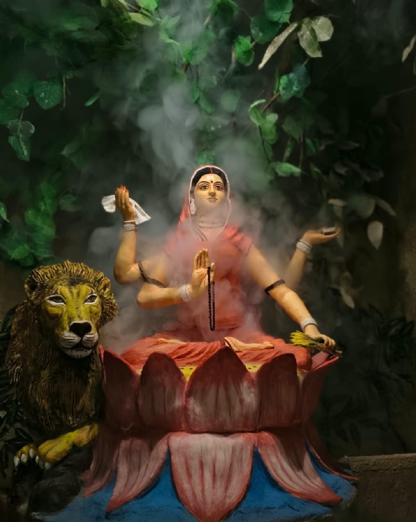 कोलकाता की वृंदावन गार्डन पूजा समिति द्वारा आयोजित पूजा में देवी प्रतिमा प्रतिमा