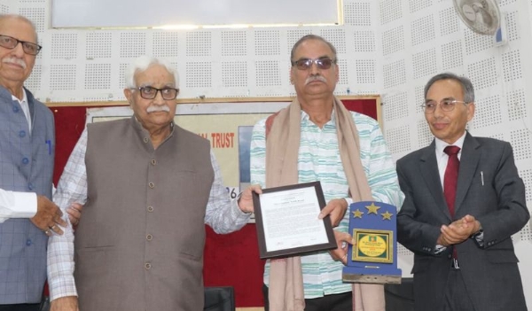 Omkar Nath Koul receives Pt Prem Nath Bhat Amateur Journalist Award