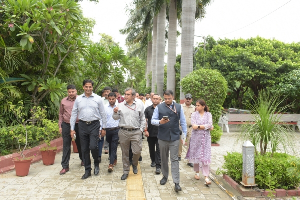 Municipal Commissioner Sanjeev Khirwar inspects the area alongside Western Zone Deputy Commissioner Colonel Vinod Attri and other officials.