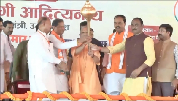 BJP Metropolitan President Sanjay Gupta, BJP candidate from Allahabad Jhansi block graduate Ashok Kumar Rathore and district in-charge Rakesh Trivedi welcomed CM Yogi by presenting him a mace BJP Metropolitan President Sanjay Gupta, BJP candidate from Allahabad Jhansi block graduate Ashok Kumar Rathore and district in-charge Rakesh Trivedi welcomed CM Yogi by presenting him a mace
