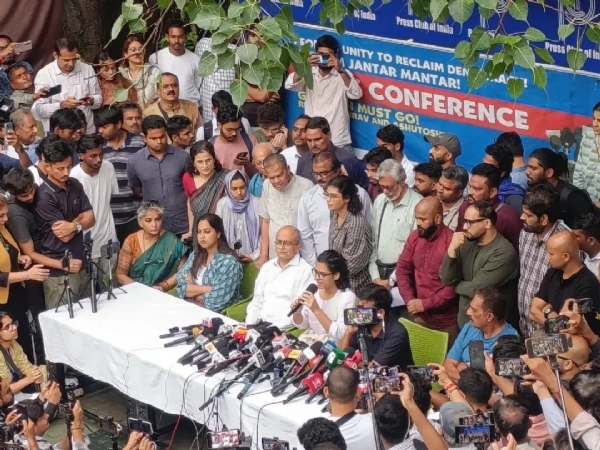 AISA President Neha Bora, CJP chief Abhijit Deepke and other members were present at the event.