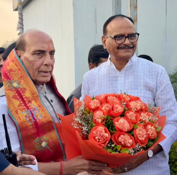 Rajnath Singh arrived at Airport in Lucknow at 3:35 PM on Thursday
