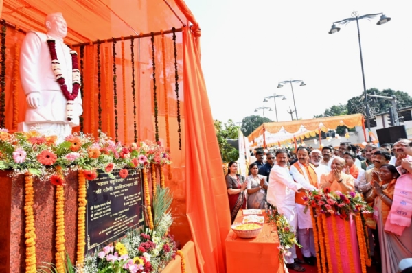 UP CM unveiled a statue of Mahashay Masuriyadin Pasi UP CM unveiled a statue of Mahashay Masuriyadin Pasi