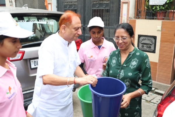 Delhi Mayor Pravesh Wahi distributes dustbins.