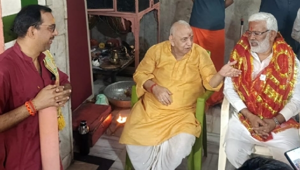 Cabinet Minister Swatantra Dev Singh performed darshan and aarti