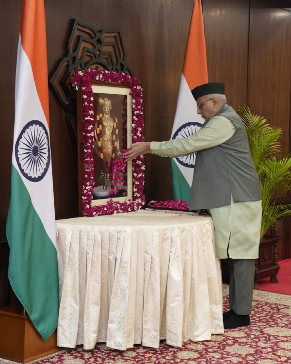 The Vice-President pays floral tribute to Veerapandiya Kattabomman by offering flowers to his portrait. The Vice-President pays floral tribute to Veerapandiya Kattabomman by offering flowers to his portrait.