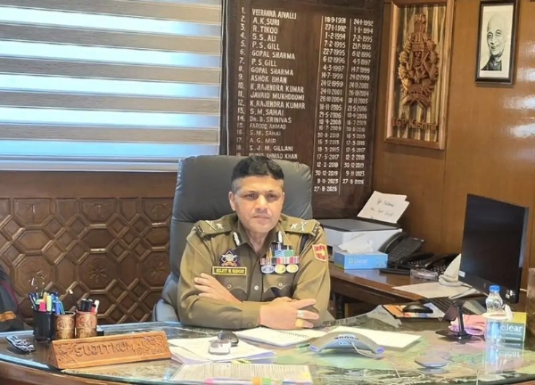 IGP asks Kashmir police stations to adopt tech-driven, citizen-centric policing