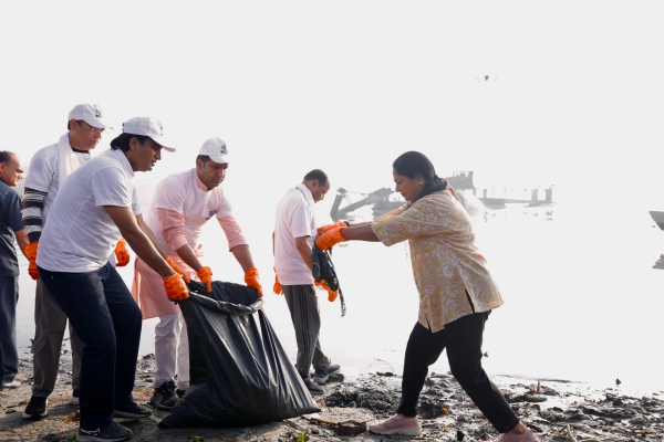 Delhi Chief Minister Rekha Gupta participates in a mega cleanliness drive organised under the ‘Chalo Yamuna Abhiyan’ on Sunday.