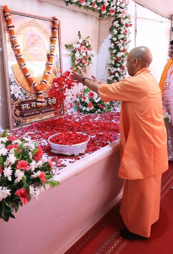 Chief Minister offered floral tributes to her photograph and personally met with Harish Dwivedi and his family members