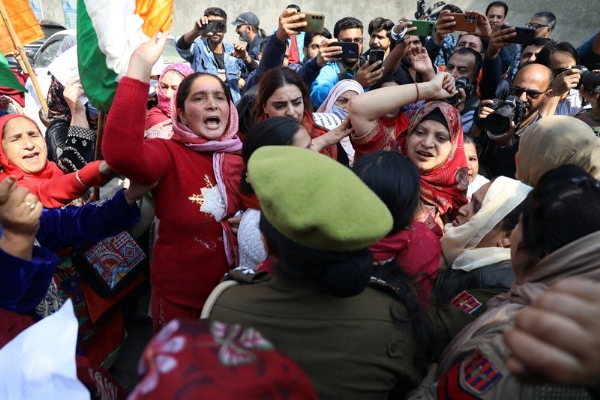 Cong women workers protest against Rajiv Ranjan IAS officer