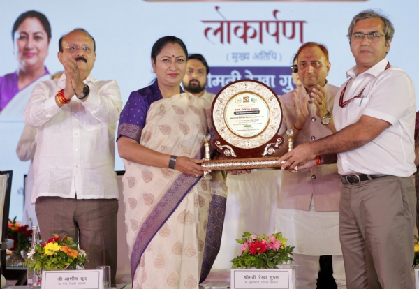 Delhi Chief Minister Rekha Gupta inaugurates a biogas plant in Goyla Dairy on Monday.