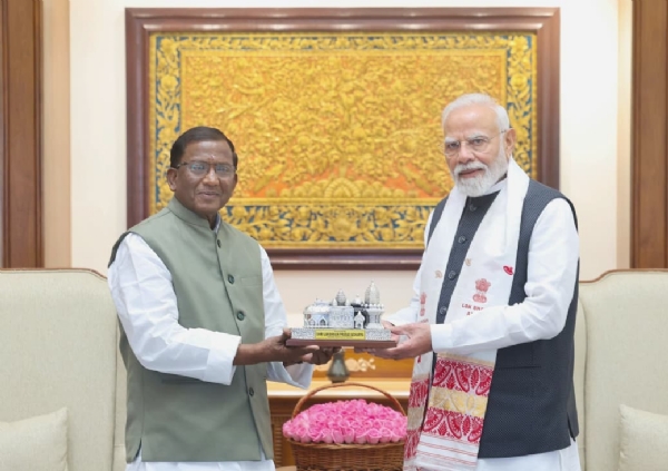 असम के राज्यपाल लक्ष्मण प्रसाद आचार्य सोमवार को नई दिल्ली में प्रधानमंत्री नरेन्द्र मोदी से मुलाकात करते हुए।