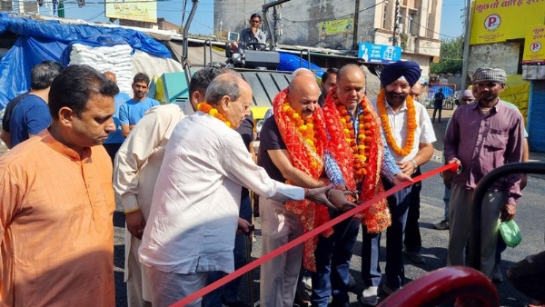 Yudhvir starts blacktopping work in Warehouse-Nehru Market